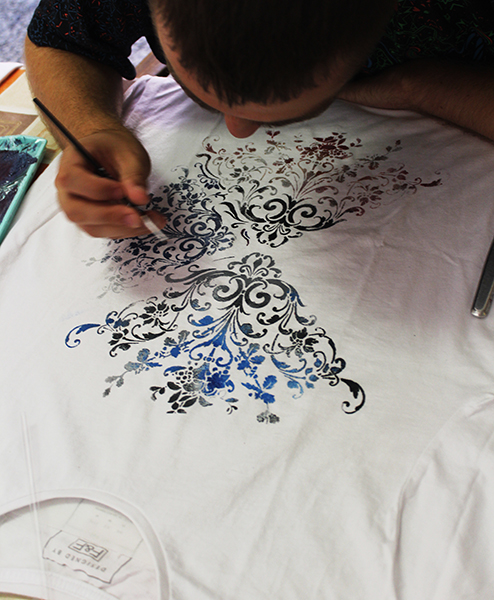 fotografie - malování na textil ruční dokreslování trika
