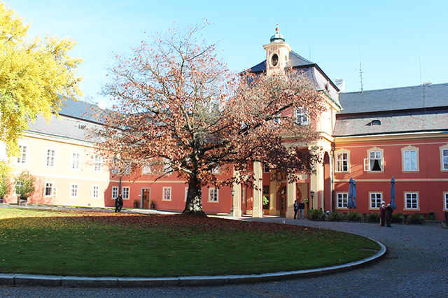 Foto: zámek Dobříš - ubytování poblíž Karlštejna