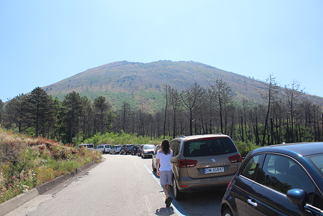 Fto: Výhled na Vesuvio z parkoviště - dovolená v řecku nebo v itálii