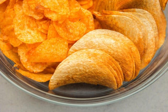 zdroj:https://pixabay.com/en/chips-snack-pringles-crisps-843993/