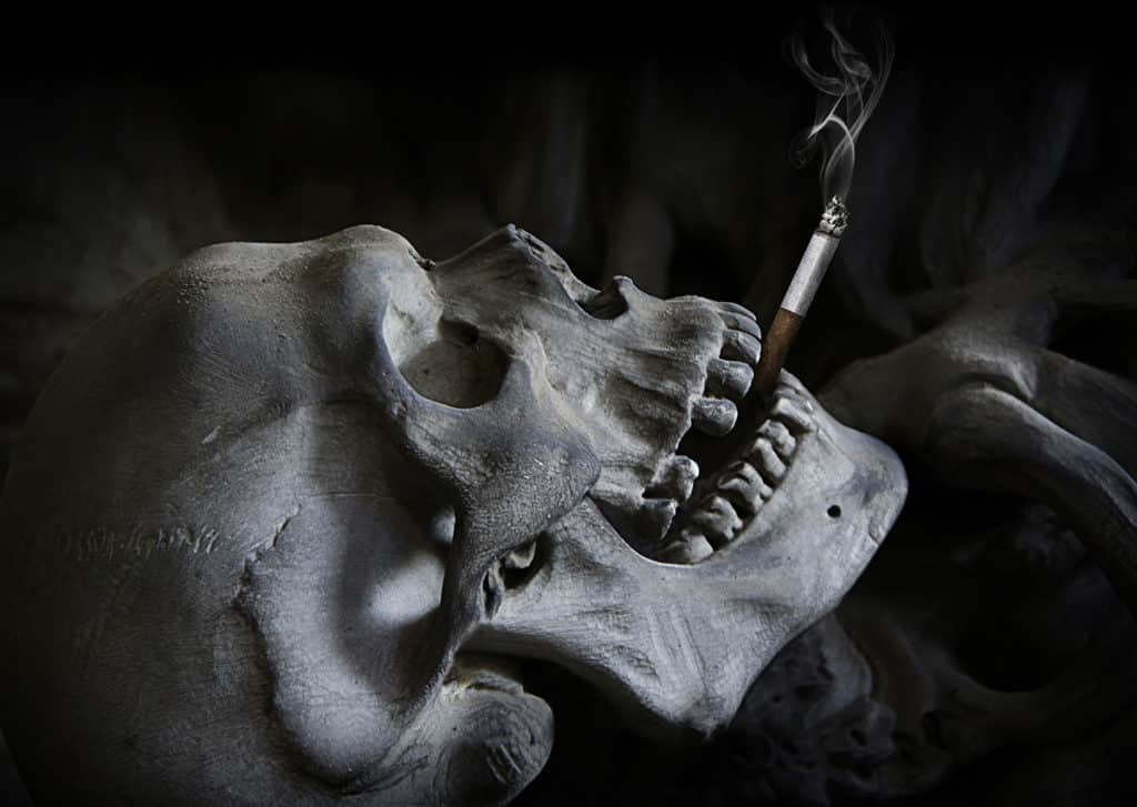 Fotografie lebky s cigaretou