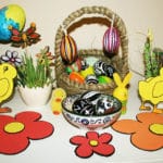 Fotografie velikonoční barvení a zdobení vajec s dětmi