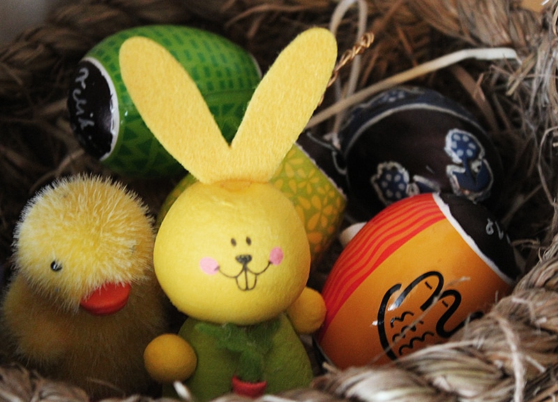 Fotografie zajíčka a velikonočních vajíček v košíku 